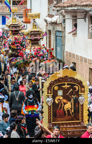 Pisac, Pérou - Juillet 16, 2013 : Virgen del Carmen parade dans les Andes péruviennes à Pisac Pérou le 16 juillet, 2013 Banque D'Images