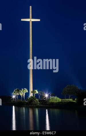 Le crépuscule descend sur la Grande Croix de la création d'une belle scène de nuit à la Mission Nombre de Dios à Saint Augustine, Floride Banque D'Images