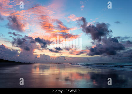 Superbe lever de soleil sur la plage sur l'île de Hilton Head en Caroline du Sud. Banque D'Images