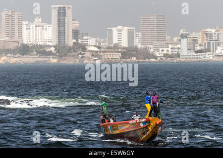Île de Goree, site de l'UNESCO, bateau à poissons et port de Dakar, au large de Dakar, Sénégal Banque D'Images