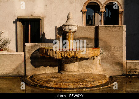 Europe Italie Vénétie Vérone Castelvecchio Fontaine dans Cour intérieure Banque D'Images