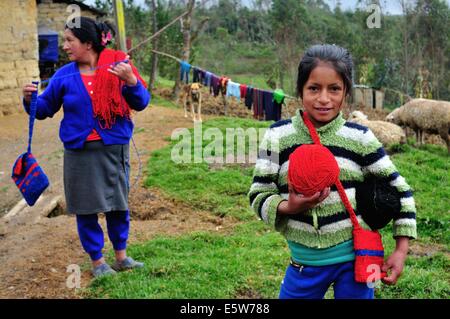 Femme tissant - Merino moutons dans Cruzpata - CHACHAPOYAS . Ministère de l'Amazonas .PÉROU Banque D'Images