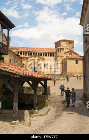 Couple walking passé ancien lavoir près de l'église collégiale de Santa Juliana, Santillana del Mar, Cantabria, Espagne, Europe du Nord Banque D'Images