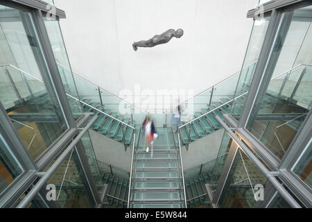 L'espace d'extension entre Manchester Art Gallery et Athenaeum Filtre compris sculpture par Antony Gormley (usage éditorial uniquement). Banque D'Images