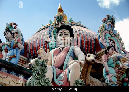 Singapour : divinités sculptées remarquable au Sri Mariamman temple hindou au Chinatown * Banque D'Images