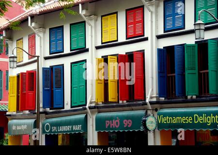 Singapour : multi-volets colorés décorent l'ancien shop maisons sur Amoy Street dans le quartier chinois * Banque D'Images