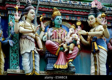 Singapour : divinités hindoues, l'un tenant une statue du dieu éléphant Ganesha, au temple Sri Veeramakaliamman dans Little India * Banque D'Images