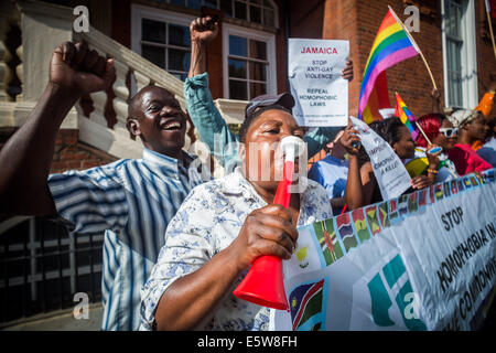 Londres, Royaume-Uni. 6e août, 2014. Protestation LGBT à "abroger la loi' Anti-Gay hors haute Commission jamaïcaine Crédit : Guy Josse/Alamy Live News Banque D'Images