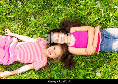 Vue de dessus de deux belles filles sur l'herbe Banque D'Images