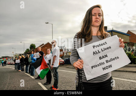 Belfast, Irlande du Nord. 6e août, 2014. Charlene conseiller O'Hara de Sinn Fein est à la ligne blanche protester contre l'utilisation de balles de plastique. Crédit : Stephen Barnes/Alamy Live News Banque D'Images