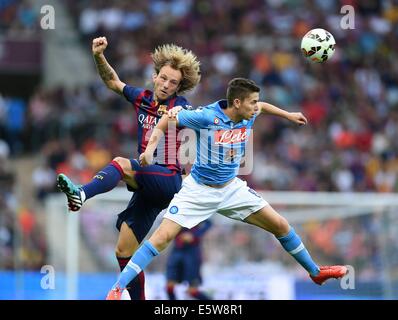 Napoli, Italie. Le 06 août, 2014. L'avant-saison amical club de football. Nalopi SSC par rapport à Barcelone. Ivan Rakitic (Barca) défis Jorginho (Napoli) : Action de Crédit Plus Sport/Alamy Live News Banque D'Images