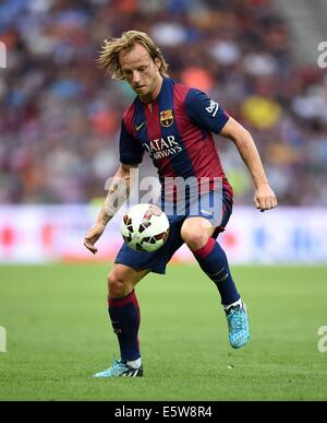 Napoli, Italie. Le 06 août, 2014. L'avant-saison amical club de football. Nalopi SSC par rapport à Barcelone. Ivan Rakitic (Barca) sur la balle : Action Crédit Plus Sport/Alamy Live News Banque D'Images