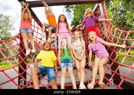 Heureux les enfants jouant ensemble à cordes net Banque D'Images