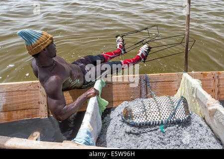 Montrant des pilotis métalliques il se tient sur enlever manuellement le sel Lac Rose (Lac Rose), son nom; également connu sous le nom de Lac Retba, avec jusqu'à 40% de teneur en sel, Sénégal Banque D'Images