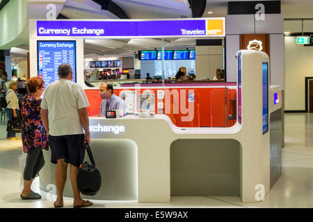 Sydney Australie,aéroport Kingsford-Smith,SYD,intérieur,terminal,porte,change,argent,comptoir,femme femme femme,homme hommes,client,tr Banque D'Images