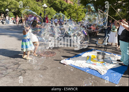 Mère et fille jouer avec des bulles géantes à Washington Square Park à New York, 2014. Banque D'Images