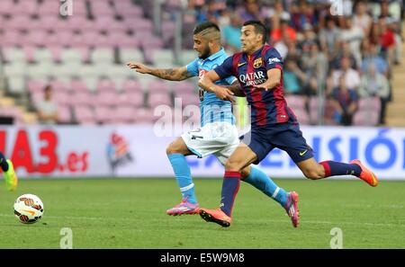 Napoli, Italie. Le 06 août, 2014. L'avant-saison amical club de football. Nalopi SSC par rapport à Barcelone. Napolis Lorenzo Insigne défis Barca Pedro Rodriguez : Action Crédit Plus Sport/Alamy Live News Banque D'Images