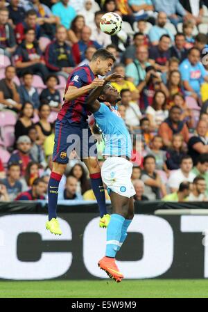 Napoli, Italie. Le 06 août, 2014. L'avant-saison amical club de football. Nalopi SSC par rapport à Barcelone. Barcas Marc Bartra Duvan Zapata défis Napolis : Action Crédit Plus Sport/Alamy Live News Banque D'Images