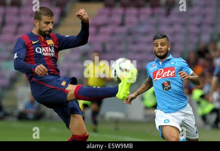 Napoli, Italie. Le 06 août, 2014. L'avant-saison amical club de football. Nalopi SSC par rapport à Barcelone. Barcas Gerard Pique défis Napolis Lorenzo Insigne : Action Crédit Plus Sport/Alamy Live News Banque D'Images