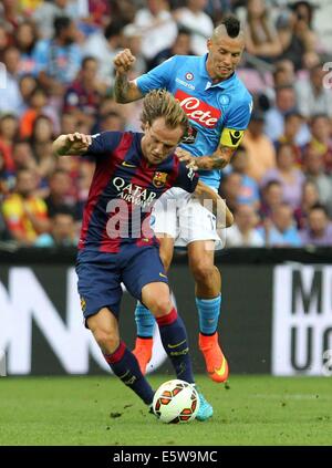 Napoli, Italie. Le 06 août, 2014. L'avant-saison amical club de football. Nalopi SSC par rapport à Barcelone. Barcas Ivan Rakitic défis Napolis Marek Hamsik : Action Crédit Plus Sport/Alamy Live News Banque D'Images