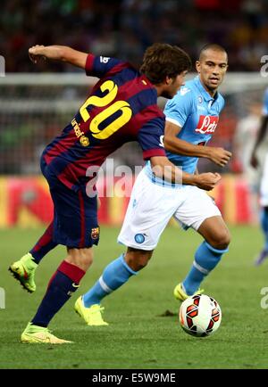 Napoli, Italie. Le 06 août, 2014. L'avant-saison amical club de football. Nalopi SSC par rapport à Barcelone. Barcas Sergi Roberto Napolis Goekhan Inler défis : Action Crédit Plus Sport/Alamy Live News Banque D'Images