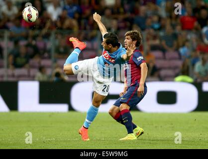 Napoli, Italie. Le 06 août, 2014. L'avant-saison amical club de football. Nalopi SSC par rapport à Barcelone. Napolis Blerim Dzemaili défis Barcas Sergi Roberto Credit : Action Plus Sport/Alamy Live News Banque D'Images