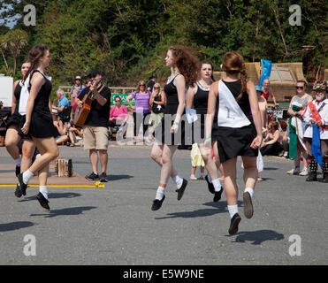 La ville de Sidmouth, Devon, UK. 6e août, 2014. La musique et la danse à l'assemblée annuelle de la semaine folklorique à Sidmouth. La danse irlandaise filles sautant. Crédit : Anthony Collins/Alamy Live News Banque D'Images