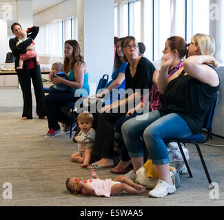 Milton Keynes, Royaume-Uni, 6e août 2014. Les mères et les bébés à l'occasion du lancement du café pendant l'allaitement de Milton Keynes la Semaine mondiale de l'allaitement maternel. Crédit : David Isaacson/Alamy Live News Banque D'Images