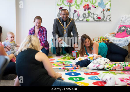 Milton Keynes, Royaume-Uni, 6e août 2014. Le maire de Milton Keynes Subhan Shafiq lors du lancement de Milton Keynes l'allaitement Cafe. Le projet est soutenu par l'hôpital de Milton Keynes et La Leche League Milton Keynes. Crédit : David Isaacson/Alamy Live News Banque D'Images