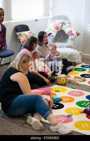 Milton Keynes, Royaume-Uni, 6e août 2014. Les mères et les bébés à l'occasion du lancement du café pendant l'allaitement de Milton Keynes la Semaine mondiale de l'allaitement maternel. Crédit : David Isaacson/Alamy Live News Banque D'Images