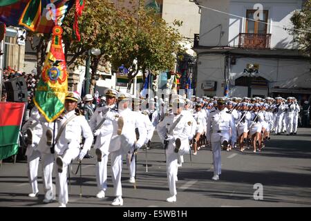 La Paz, Bolivie. 6e août, 2014. Les marins participent à un défilé pour commémorer le 189e anniversaire de l'indépendance de la Bolivie à la place Murillo à La Paz, Bolivie, le 6 août 2014. Credit : Gouvernement de La Paz/ABI/Xinhua/Alamy Live News Banque D'Images