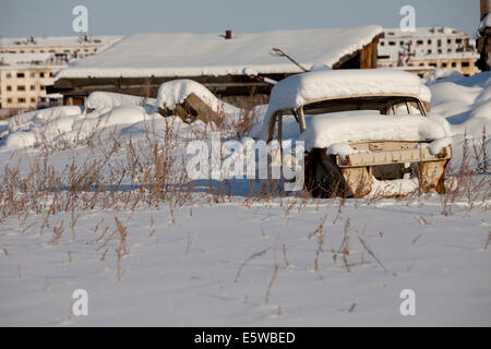 Voiture de dérive de neige abandonnés camion cassé machines Banque D'Images