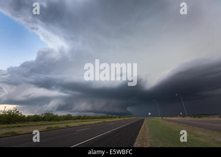 Une puissante tornade orage supercellulaires averti avec un grand mur de nuages domine le ciel du Texas, tout en produisant des phénomènes météorologiques violents Banque D'Images