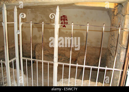 À l'intérieur de ce que l'on pense être la tombe de Jésus Christ à Jérusalem, Israël. Banque D'Images