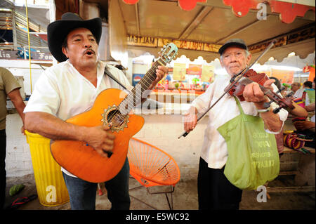 Mexican Folk Singers en marché, Acapulco, Mexique Banque D'Images