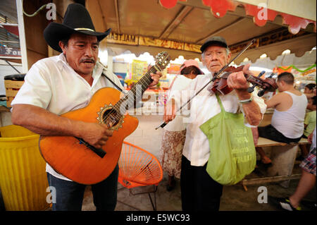 Mexican Folk Singers en marché, Acapulco, Mexique Banque D'Images