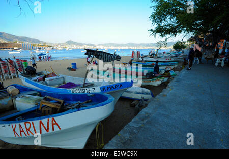 Bateaux de pêche sur la plage de Playa Tlacopanocha Malecon, Acapulco, Mexique Banque D'Images