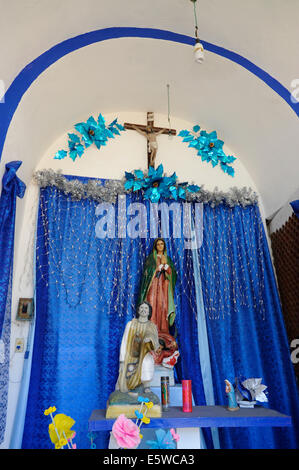 La Vierge Marie à petit sanctuaire catholique dans un quartier côtier à Acapulco, Mexique Banque D'Images