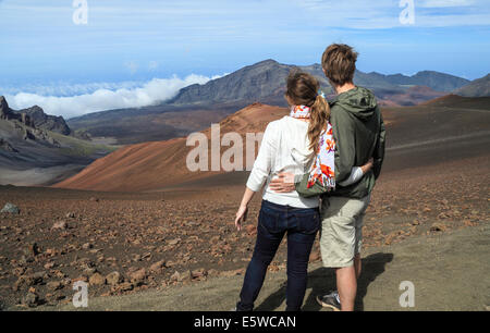 Couple sur la piste des sables bitumineux à l'Haleakala National Park Banque D'Images