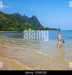 Les tunnels à snorkeller Beach sur l'île de Kauai, à Mt. Makana, appelé Bali Hai, à distance Banque D'Images