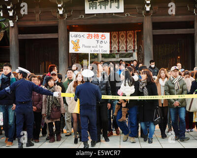 Grande foule au Temple de Meiji d'attente afin de faire des prières pour le Nouvel An japonais, Tokyo, Japon Banque D'Images