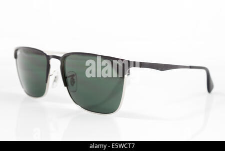 Lunettes lentilles vert isolé sur fond blanc, stock photo Banque D'Images