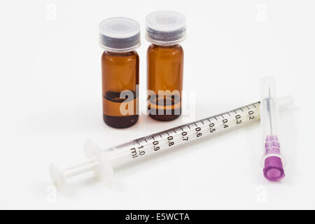 Les flacons de médicaments et de seringues isolé sur fond blanc, stock photo Banque D'Images