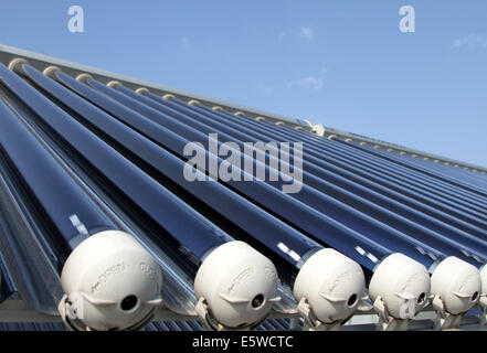 Pompes à chaleur gaz Robur installé sur un hôtel en Italie, 2010 L'installation comprend aussi des capteurs solaires thermiques. Banque D'Images