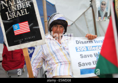 Washington, USA. 6e août, 2014. La paix protestataire CONCEPCION PICCIOTTO (age 77) poursuit ses 24 heures--un-jour manifestation pacifique contre l'armement nucléaire quand le monde proteste contre l'attaque d'Israël sur Gaza, le mercredi, Août 06, 2014, dans le parc Lafayette, en face de la Maison Blanche à Washington. PICCIOTTO, un immigrant de l'Espagne qui a été actif avec sa veillée de la paix depuis 1981. Credit : Probal Rashid/ZUMA/Alamy Fil Live News Banque D'Images