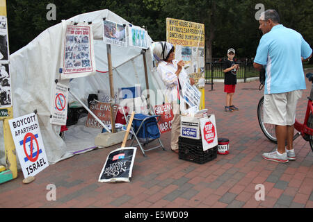 Washington, USA. 6e août, 2014. La paix protestataire CONCEPCION PICCIOTTO (age 77) poursuit ses 24 heures--un-jour manifestation pacifique contre l'armement nucléaire quand le monde proteste contre l'attaque d'Israël sur Gaza, le mercredi, Août 06, 2014, dans le parc Lafayette, en face de la Maison Blanche à Washington. PICCIOTTO, un immigrant de l'Espagne qui a été actif avec sa veillée de la paix depuis 1981. Credit : Probal Rashid/ZUMA/Alamy Fil Live News Banque D'Images