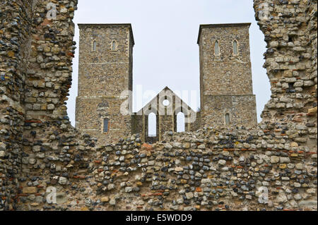 Ruines de l'église de St Mary datant du 7e siècle, les tours ont été ajoutées au 12ème siècle Reculver Herne Bay Kent England UK Banque D'Images