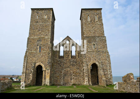 Ruines de l'église de St Mary datant du 7e siècle, les tours ont été ajoutées au 12ème siècle Reculver Herne Bay Kent England UK Banque D'Images