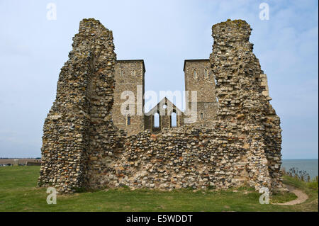 Ruines de l'église de St Mary datant du 7e siècle, les tours ont été ajoutées au 12ème siècle Reculver Herne Bay Kent England UK Banque D'Images