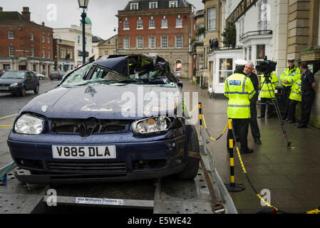 Les voitures de police en conférence de presse d'avertissement dangers de vitesse non contrôlée au volant d'une petite voiture Banque D'Images